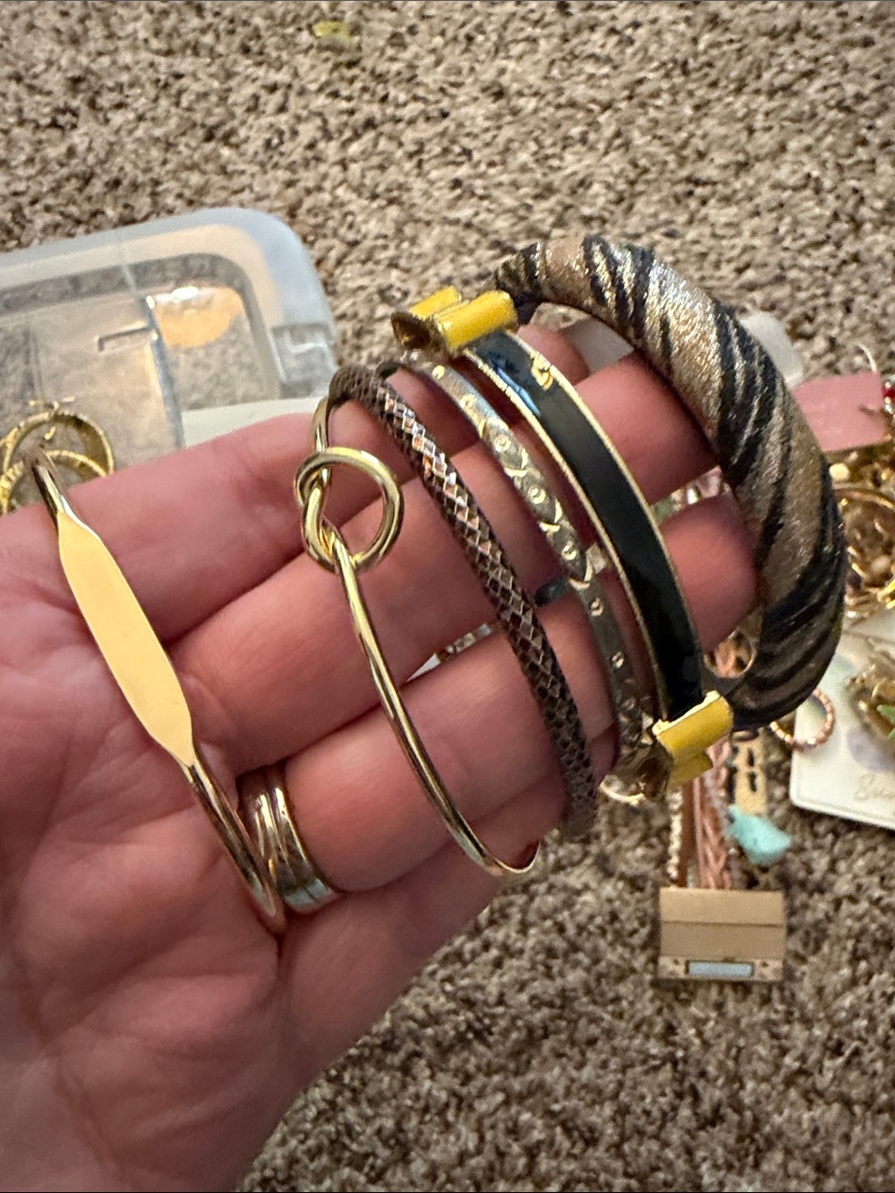 Lot of Gold Tone Jewelry - Picture 12 of 15